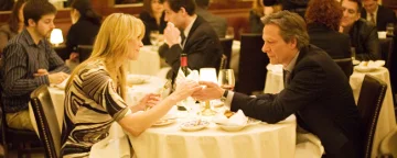 Twom Menschen saß über ein Abendessen Tabelle halten Hände