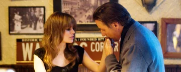 Garry küsst Mollys Hand