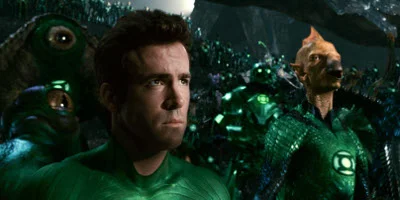Hal Jordan/Green Lantern, gespielt von Ryan Reynolds, bei einem Green Lantern-Treffen