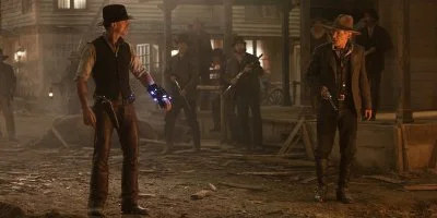 Zwei Cowboys standen und schauten sich gegenseitig an