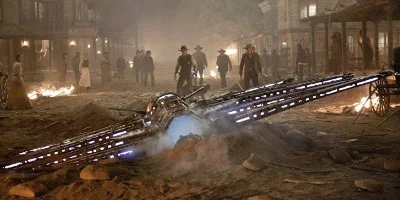 Cowboys schauen auf ein abgestürztes Raumschiff