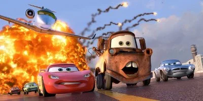 Finn McMissile, Hook und Lightening McQueen werden von einem Düsenflugzeug gejagt