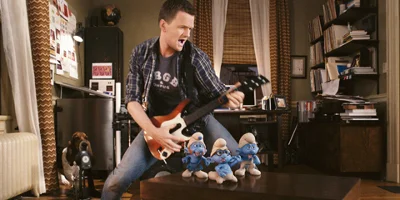 Patrick Winslow spielt die Gitarre hinter Gutsy, Brainy und Clumsy