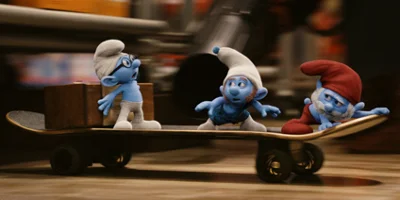 Papa Schlumpf, schlau und mutig auf einem Skateboard mit einer Box