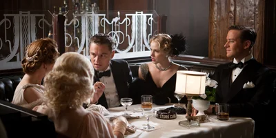 Standbild von Leonardo DiCaprio sitzt am Tisch mit Freunden