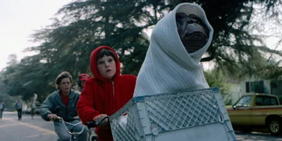 E.T. im Korb an der Vorderseite des Fahrrads
