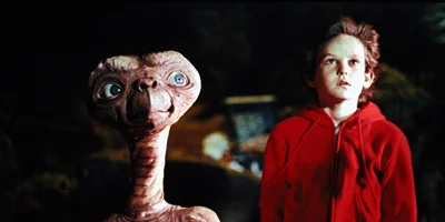 E.T. und Henry Thomas starren ins All