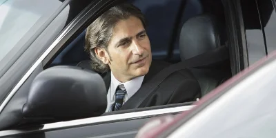 Mann im Auto, mit heruntergelassenem Fenster