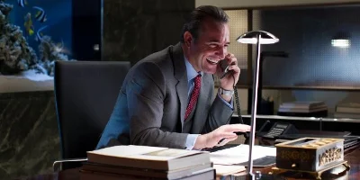 Jean Jacques Saurel an einem Schreibtisch