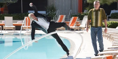 Billy, der in den Pool fällt, neben Paddy gehend