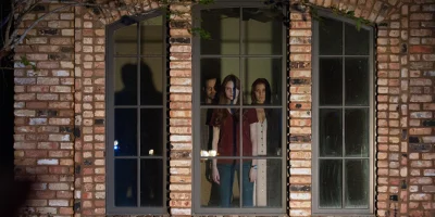 Kaylie im Fenster