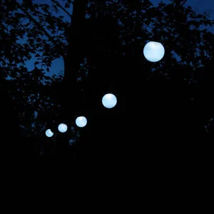 Everbright Solar Partylichter - 16 Weiße Kugeln Bild 1