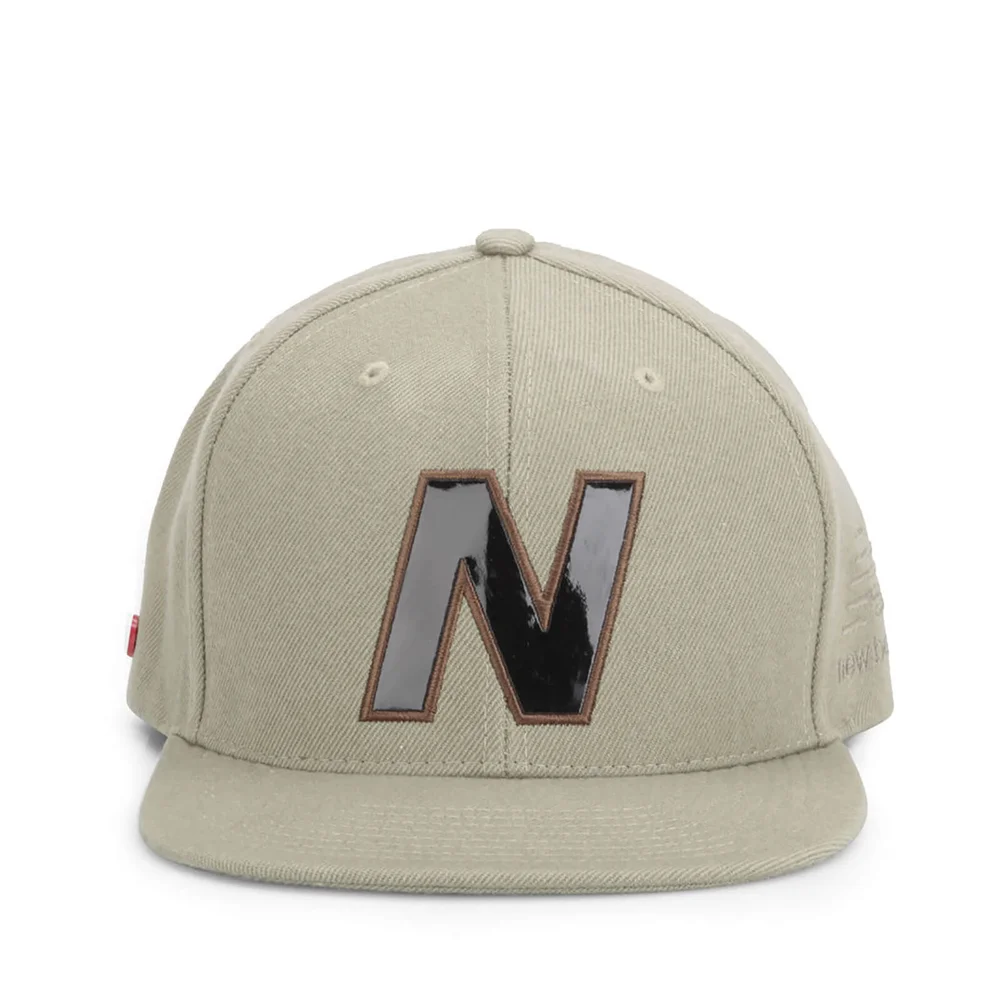 New Balance Unisex Snap 6 Panel Flat Peak Baseball Cap - Acrylic Light Brown/Khaki Bild 1