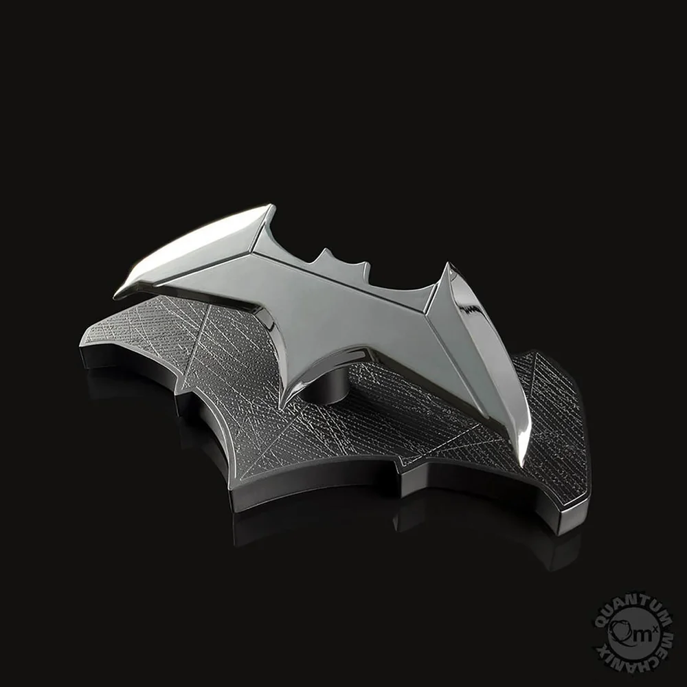 Quantum Mechanix DC Comics Batman Batarang Replik in 1:1 Skala Bild 1