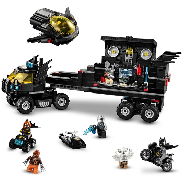LEGO 76160 Super Heroes DC Batman Mobile Batbasis, Truck Spielzeug mit Batjet, Batquad, Motorrad und Wasserflitzer