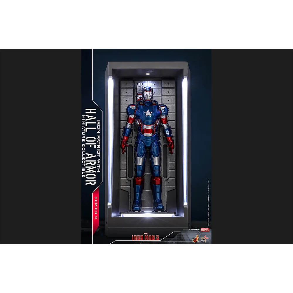 Hot Toys Movie Masterpiece Compact - Miniaturfigur: Iron Man 3/Serie2 - Eiserner Patriot (mit Hall of Armor) Bild 1