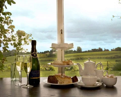 Afternoon Tea and Vineyard Tour with Wine Tasting for Two Bild 1