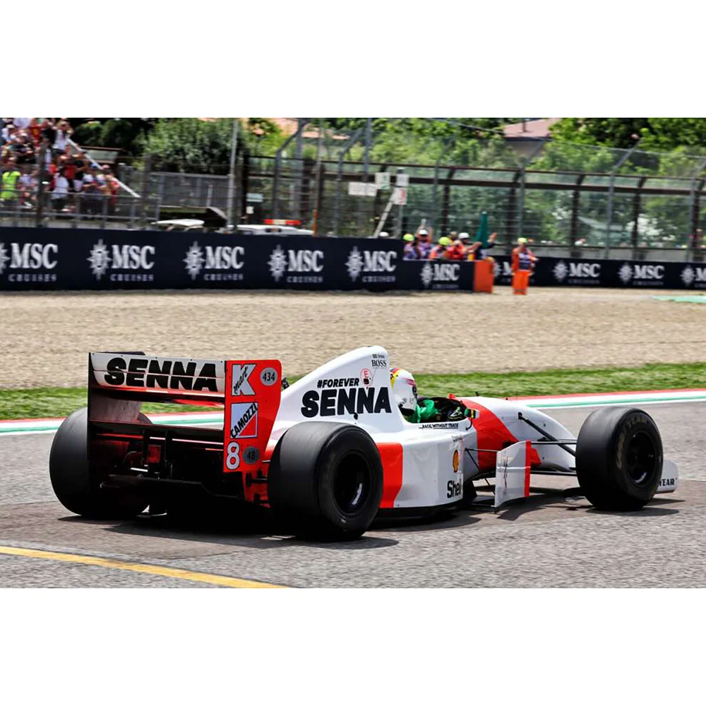 Minichamps 1:18 McLaren Ford MP4/8 - Sebastian Vettel - Tribute Imola 18.05.24 W Standing Figurine And Flag Bild 1