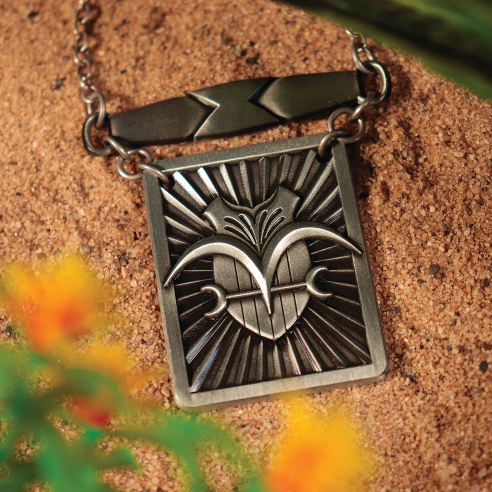 One Piece Limited Edition Garp's Cloak Fastening Necklace Bild 1